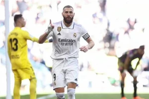 Cú hat-trick trong vòng 7 phút, Benzema vào tốp 3 'vua dội bom'