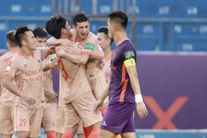 B. Bình Dương thua đội Công an Hà Nội trong ba phút 