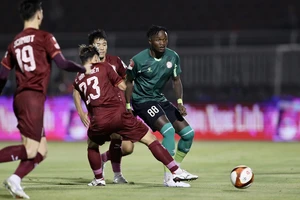 CLB TP.HCM có điểm, CĐV lại đốt pháo sáng trên sân Hàng Đẫy