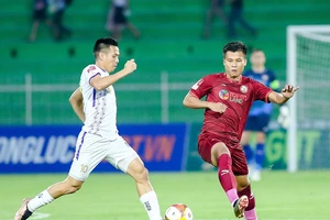 Văn Quyết nhận án phạt kịch trần