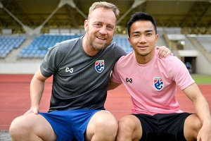 Ba năm, hai ngôi vô địch vẫn... thử việc, đó là HLV Polking