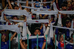 Chùm ảnh fan Campuchia thưởng thức bóng đá ở Phnom Penh