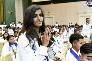 Thủ tướng Campuchia đón tiếp kiều bào về thi đấu SEA Games 32