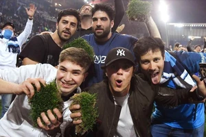 Lấy miếng cỏ “Diego Armando Maradona” về làm kỷ niệm