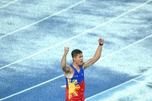 Nhà vô địch SEA Games bán giày, bán sào giúp trẻ em thực hiện ước mơ