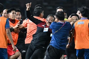 Quan chức U-22 Indonesia té ngã vẫn bị tấn công là ai?