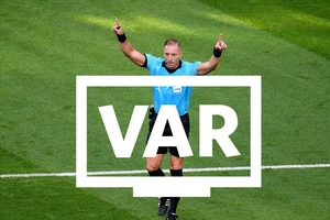 VAR, GLT, SAO thay đổi bóng đá thế nào?