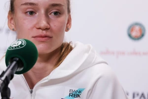 Tay vợt Kazakhstan gốc Nga bị virus tấn công, ngã bệnh và chia tay giải