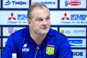 Nói nhiều không đạt được bao nhiêu, HLV Michael Weiss rời tuyển Lào