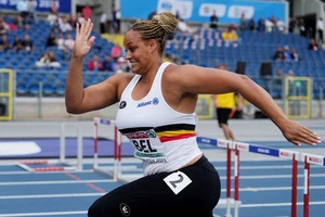 VĐV ném tạ thi chạy vượt rào để cứu đội