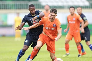 Kiatisak và Khánh Hòa “dìm” SHB Đà Nẵng và CLB TP.HCM vào “hố đen”