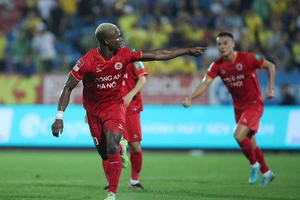 Trợ lý Trần Tiến Đại dẫn CLB CA Hà Nội thắng trận "derby thủ đô" và lên đỉnh bảng 