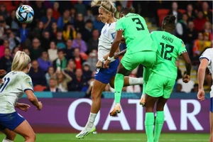 Tuyển nữ Anh và Úc vào tứ kết World Cup