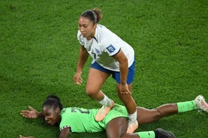 Clip Pha chơi xấu rất bẩn của tuyển thủ Anh