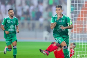 Cựu sao Liverpool vừa đến Saudi Arabia đã...có quà 