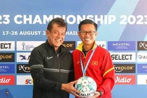 HLV Elavarasan của Malaysia khen HLV Hoàng Anh Tuấn thông minh