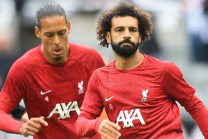 Messi tạo tiếp kỷ lục ở Mỹ, Ronaldo ở lại đội tuyển, không bán Salah giá 150 triệu bảng