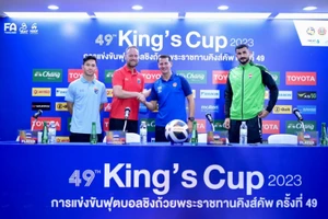 Trò 'vin cớ' của HLV Polking bị HLV Iraq vạch mặt trước chung kết King's Cup