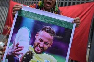 Tuyển Brazil bị 'yểm bùa' nhưng vẫn thắng