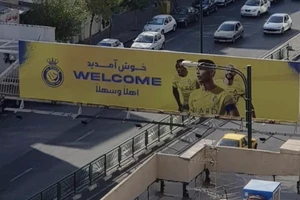 Clip Hàng ngàn fan Iran náo loạn đuổi theo xe chở Ronaldo