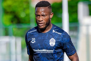 Ngoại binh nhập tịch Mbarga bật khóc nức nở vì không giúp gì được cho tuyển Campuchia