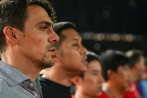 Thuyền trưởng Campuchia Felix Dalmas lại “ngồi trên lửa”