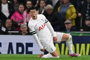 Son Heung-min lại ghi bàn, Tottenham nhất bảng