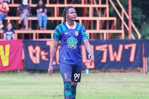 Ngoại binh sành tiếng Thái, trọng tài... 'ăn đòn'