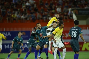 Kiatisak cùng HA Gia Lai lại thua nặng 