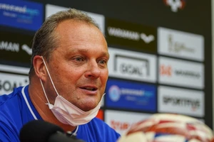 HLV Weiss trông chờ ba đội đang dự cúp châu Á để đánh bại tuyển Việt Nam