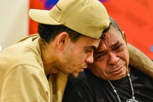 Bố con ngôi sao Liverpool nói gì với nhau trong ngày trùng phùng?