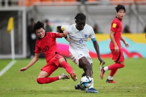 Đàn em Son Heung-min thua trận thứ hai, nỗ lực mơ vé vớt