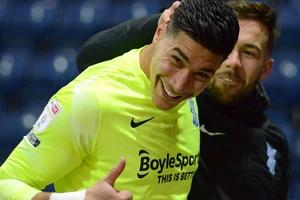 Các chân sút Việt Nam làm sao chọc thủng lưới học trò của Rooney?