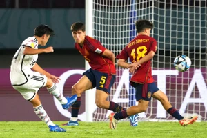 Tuyển trẻ Tây Ban Nha “trả nợ” cho đàn anh