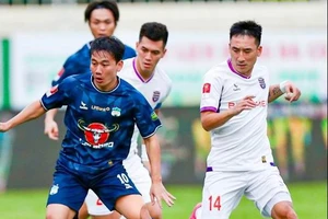 Kiatisak và Huỳnh Đức chia điểm trên phố núi 