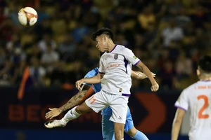 Ngôi đầu bảng V-League đổi chủ sau trận thắng kịch tính của Bình Dương