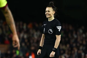 Nữ trọng tài đầu tiên lịch sử ngoại hạng Anh... rất ngầu