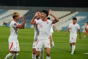 Đánh bại tuyển Trung Quốc 2-1, cựu HLV Triều Tiên của Hong Kong lập kỷ lục mới