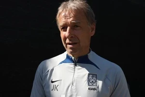 Klinsmann tổ chức cho tuyển Hàn Quốc tưởng niệm Beckenbauer ở Abu Dhabi