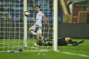 TX. Nam Định ngược dòng thắng Hà Nội FC nhưng bị B. Bình Dương “đe dọa” ngôi đầu