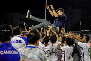 Tuyển Campuchia đá giải FIFA, HLV Felix Dalmas mong fan nhà ủng hộ