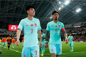 Xấu hổ vì không thắng được Singapore, đội trưởng tuyên bố chia tay tuyển Trung Quốc