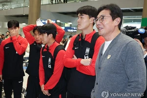 HLV Hwang Sun-hong không còn ‘vừa xay lúa vừa bồng em’