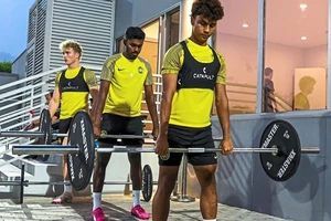 Đối thủ của Việt Nam quá yếu, cầu thủ Malaysia bị bắt tập tạ nặng