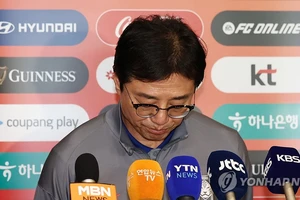 Lời đổ thừa khó chấp nhận của HLV Hwang Sun-hong