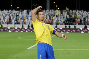Ronaldo lại cho Messi 'ngửi khói'