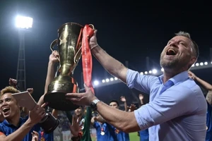 Hai ngôi vô địch AFF Cup, HLV Polking có đủ sức dẫn dắt CA. Hà Nội?