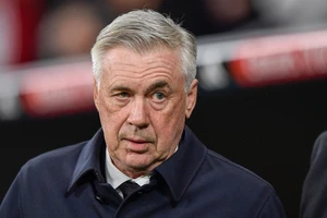 HLV Carlo Ancelotti của Real Madrid 'nổ phát pháo' đầu tiên chống lại FIFA