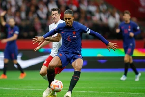 HLV Ronald Koeman mong sát thủ Robert Lewandowski ra sân