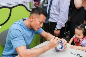 Thủ môn tuyển Singapore được fan Trung Quốc đón tiếp như người hùng ở Thượng Hải